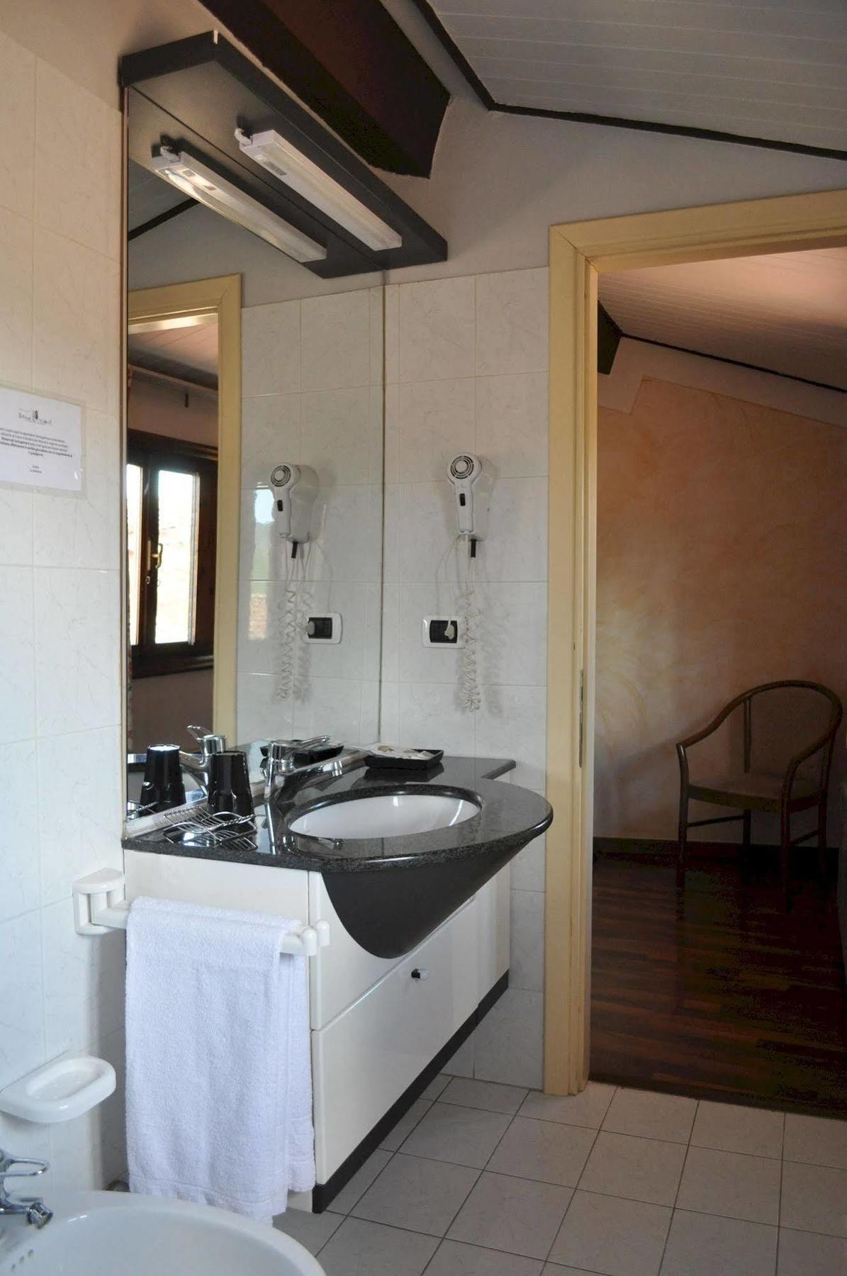 Hotel Borgo Antico Бибиена Екстериор снимка